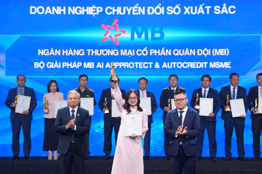 Đại diện MB, bà Phạm Thị Kim Phượng – Giám đốc dự án Nhà máy số Doanh nghiệp lên nhận giải thưởng.