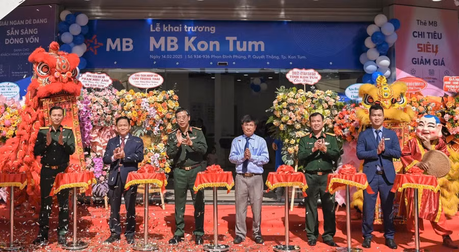 Các đại biểu cắt băng khai trương MB Kon Tum.