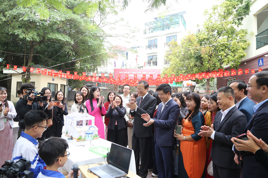 Thứ trưởng Thường trực Bộ GD&ĐT Phạm Ngọc Thưởng cùng đại biểu thăm mô hình STEM.