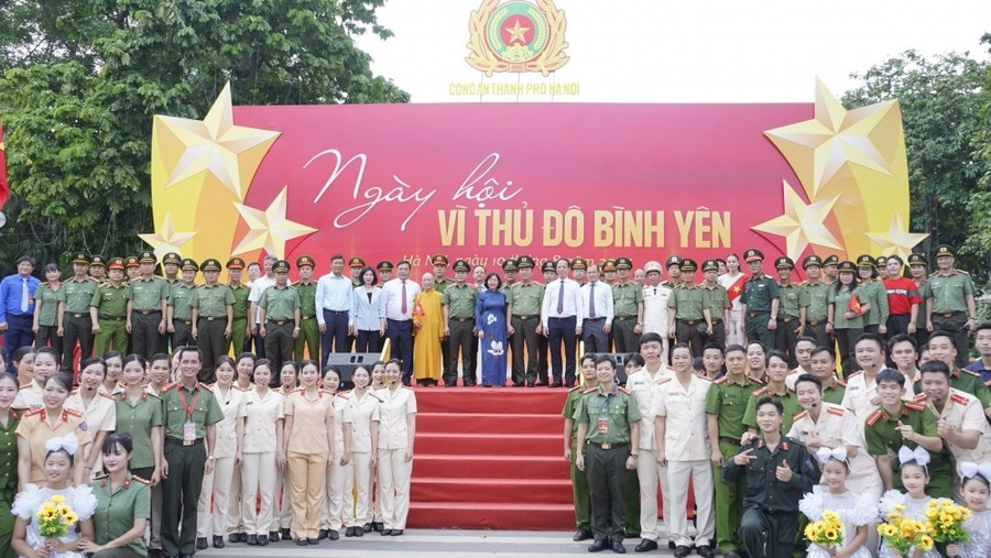 Các đại biểu và cán bộ, chiến sĩ lực lượng Công an TP Hà Nội trong Ngày hội vì Thủ đô bình yên. 1159-ngay-hoi-vi-thu-do-binh-yen-khang-dinh-vai-tro-tien-phong-xung-kich-cua-cong-an-ha-noi-1.jpg