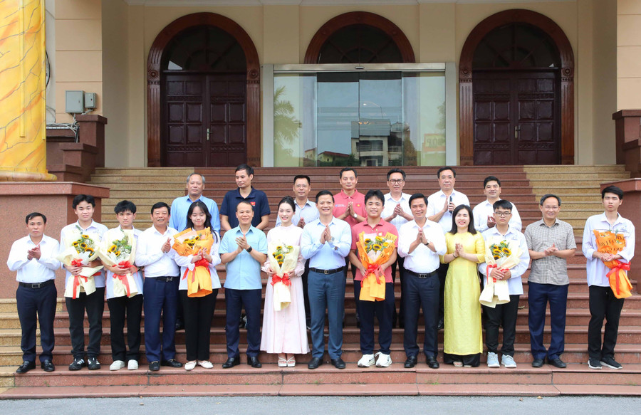 Lãnh đạo tỉnh Bắc Ninh chụp ảnh lưu niệm với các thầy, cô giáo và các em học sinh. b-2.jpg