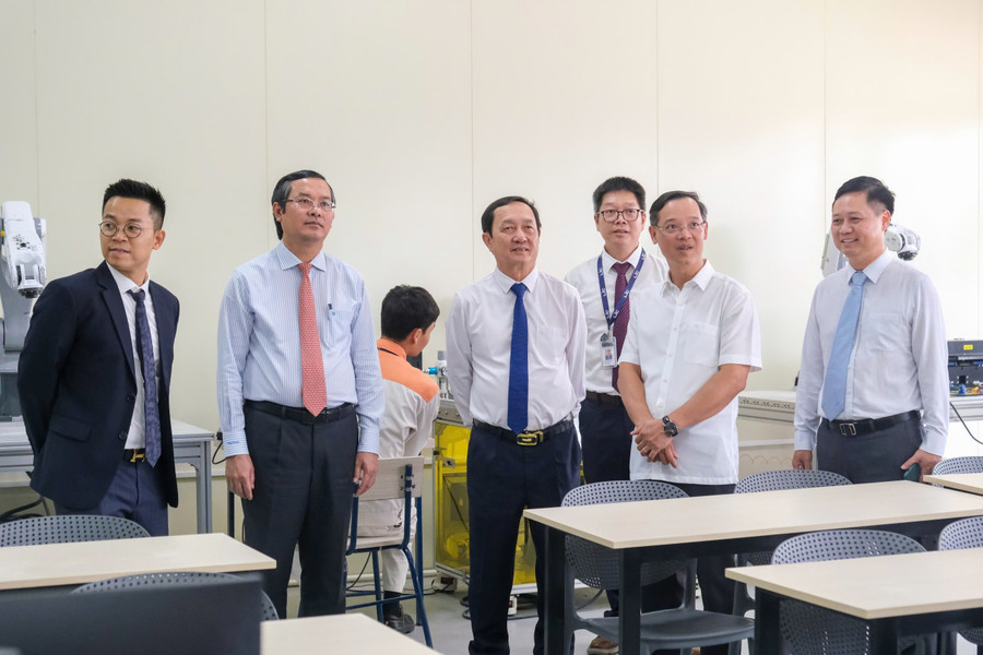 PGS. TS Huỳnh Thành Đạt - Phó Trưởng ban Tuyên giáo và Dân vận Trung ương; PGS.TS Nguyễn Văn Phúc - Thứ trưởng Bộ GD&ĐT cùng đoàn tham quan cơ sở vật chất Trường Cao đẳng Lý Thái Tổ. ht-2.jpg