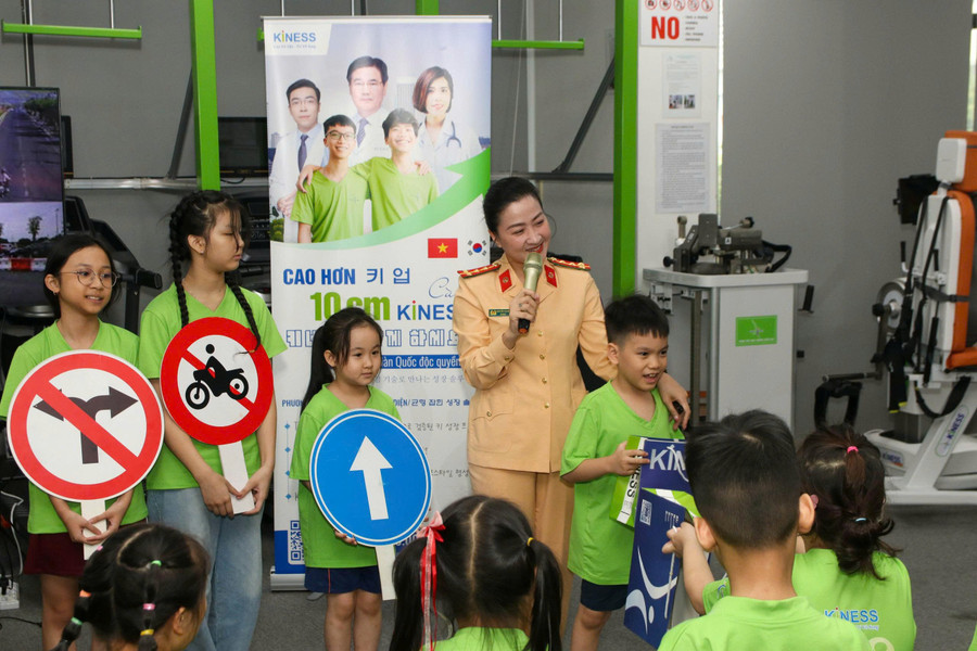 Đại úy Nguyễn Thị Hồng Nhung, cán bộ Phòng CSGT- CATP Hà Nội hướng dẫn các em học sinh nhận diện các biển báo giao thông. anh-3.jpg