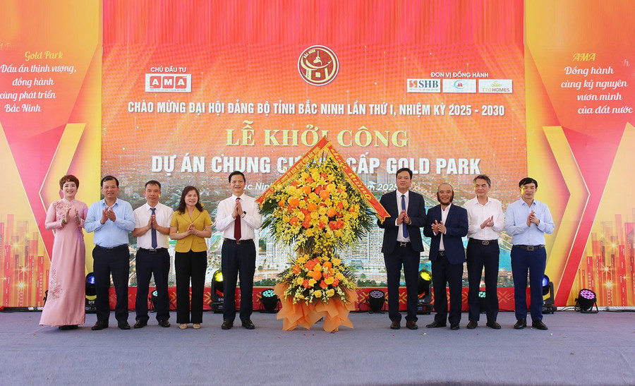 Lãnh đạo tỉnh Bắc Ninh tặng hoa chúc mừng chủ đầu tư dự án. bn-nen.jpg