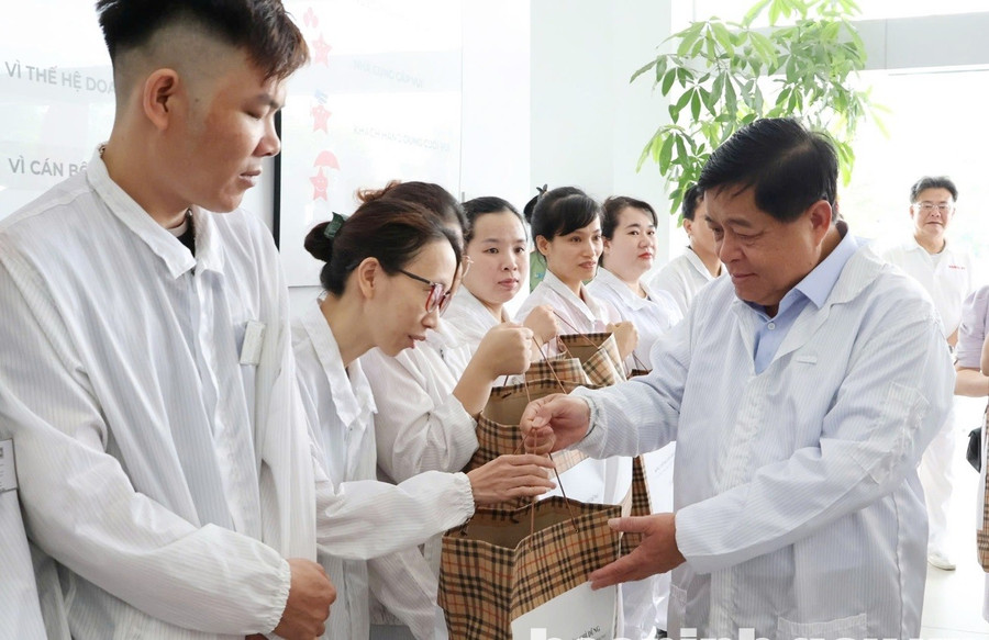 Phó Thủ tướng Nguyễn Chí Dũng động viên công nhân Công ty Hanel PT. ptt-2.jpg
