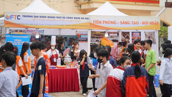 Học sinh tham dự ngày hội tư vấn tuyển sinh do FTC tổ chức.