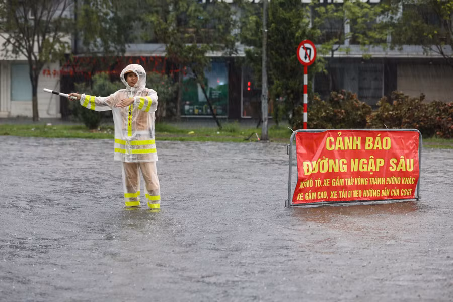 ‎Công an phân luồng giao thông, khuyến cáo người dân chủ động lộ trình di chuyển.