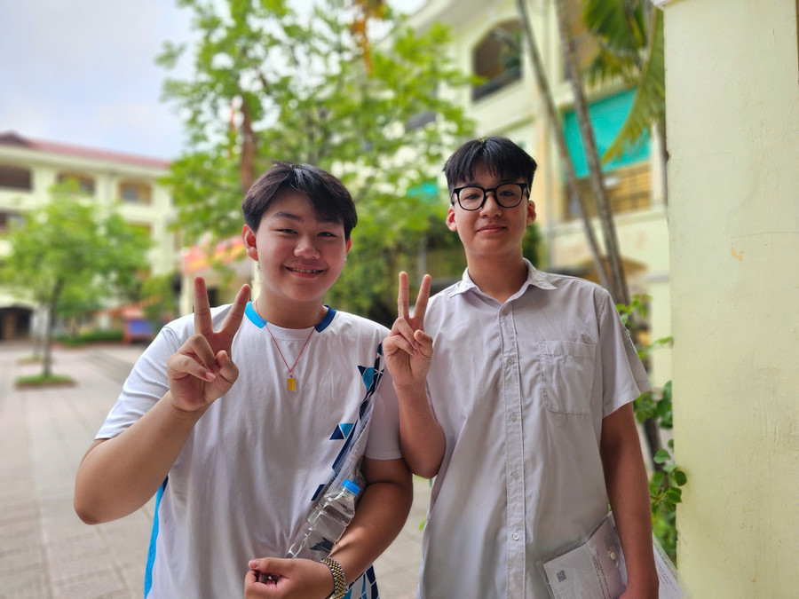 Không khí rạng rỡ của thí sinh khi đến trường thi môn Ngữ văn đầu tiên trong kỳ thi tuyển sinh vào lớp 10.