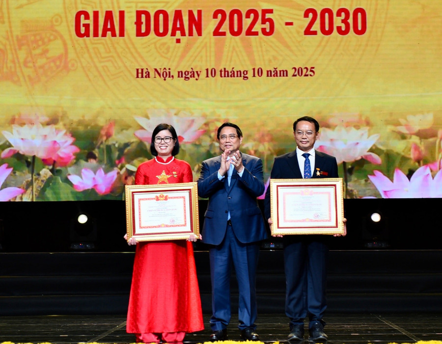 Thủ tướng Chính phủ Phạm Minh Chính trao danh hiệu “Chiến sĩ thi đua toàn quốc” tặng 2 nhà giáo tiêu biểu. 