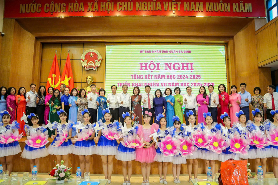 Lãnh đạo quận Ba Đình chúc mừng ngành GD&ĐT quận Ba Đình tại hội nghị tổng kết. d-4.jpg