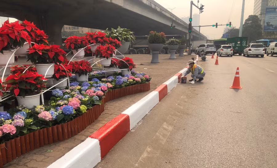 Sơn lại dải phân cách cùng các hạng mục bảo đảm an toàn giao thông.