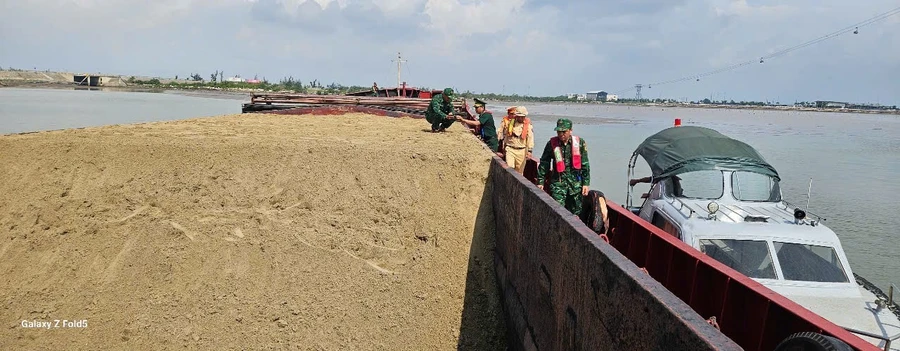 Lực lượng chức năng kiểm tra số hàng hóa trên tàu.