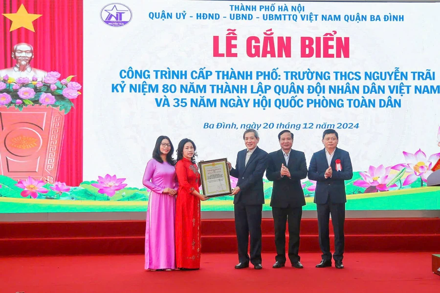 Lãnh đạo quận Ba Đình trao chứng nhận công trình cấp thành phố cho Ban Giám hiệu Trường THCS Nguyễn Trãi.