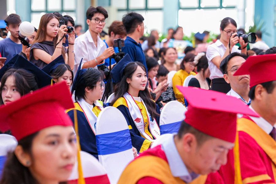 Tân cử nhân hân hoan trong buổi lễ tốt nghiệp. dl-2.jpg
