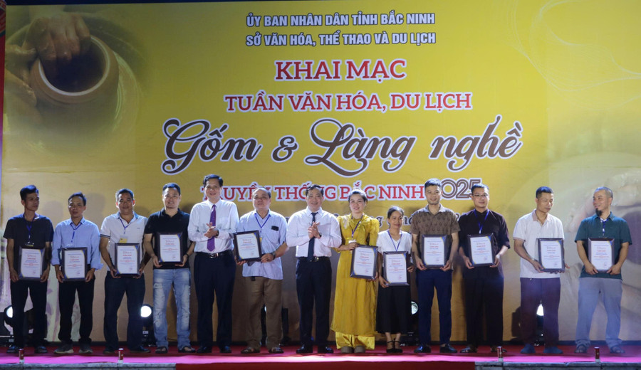 Trao chứng nhận cho các nghệ nhân tham gia Tuần văn hoá, du lịch. anh-2.jpg