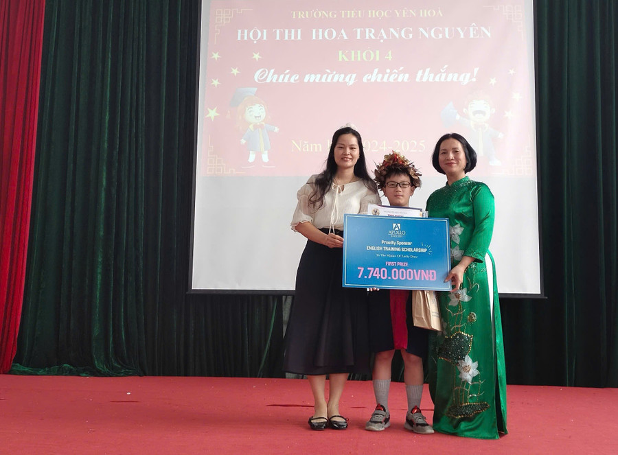 Cô Đào Thị Thúy - Hiệu trưởng Trường Tiểu học Yên Hòa (bên phải) và đại biểu trao thưởng cho em Nguyễn Đức Minh Tâm lớp 4A7 đạt giải Nhất khối 4. y-7.jpg