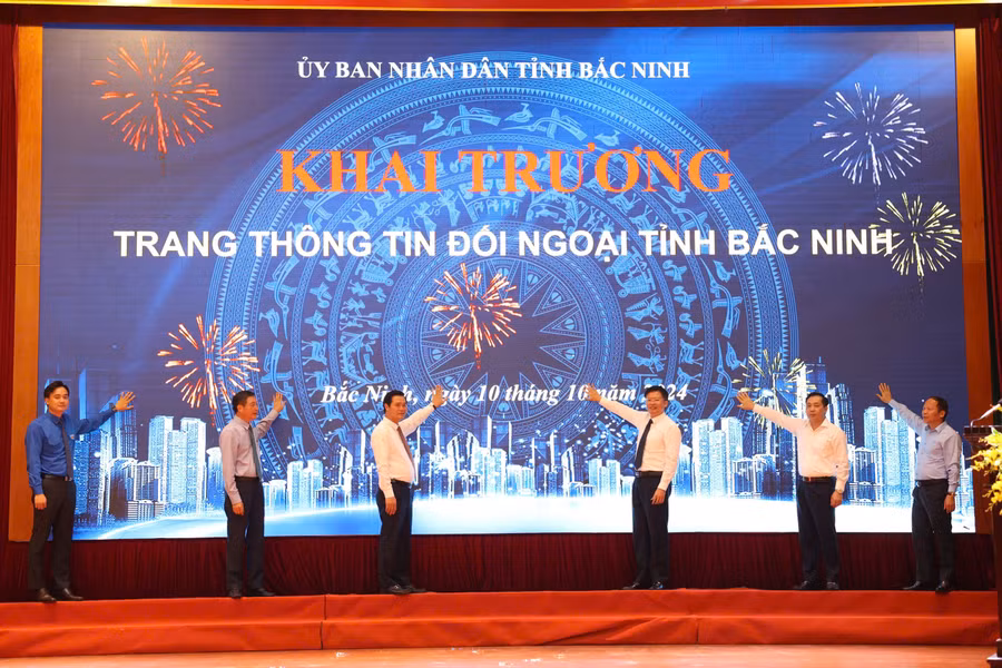 Lãnh đạo tỉnh Bắc Ninh và đại biểu bấm nút khai trương Trang Thông tin Đối ngoại tỉnh Bắc Ninh.