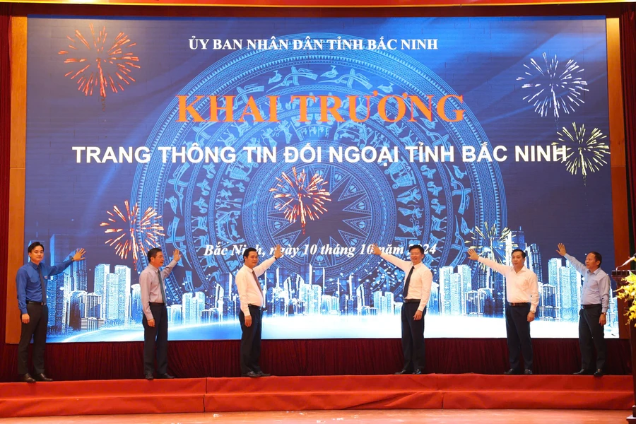 Lãnh đạo tỉnh Bắc Ninh và đại biểu bấm nút khai trương Trang Thông tin Đối ngoại tỉnh Bắc Ninh.