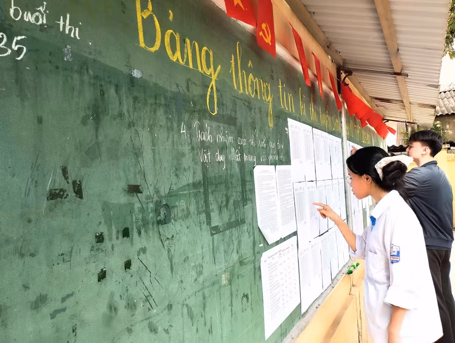 Thí sinh đến điểm thi sáng 3/6.