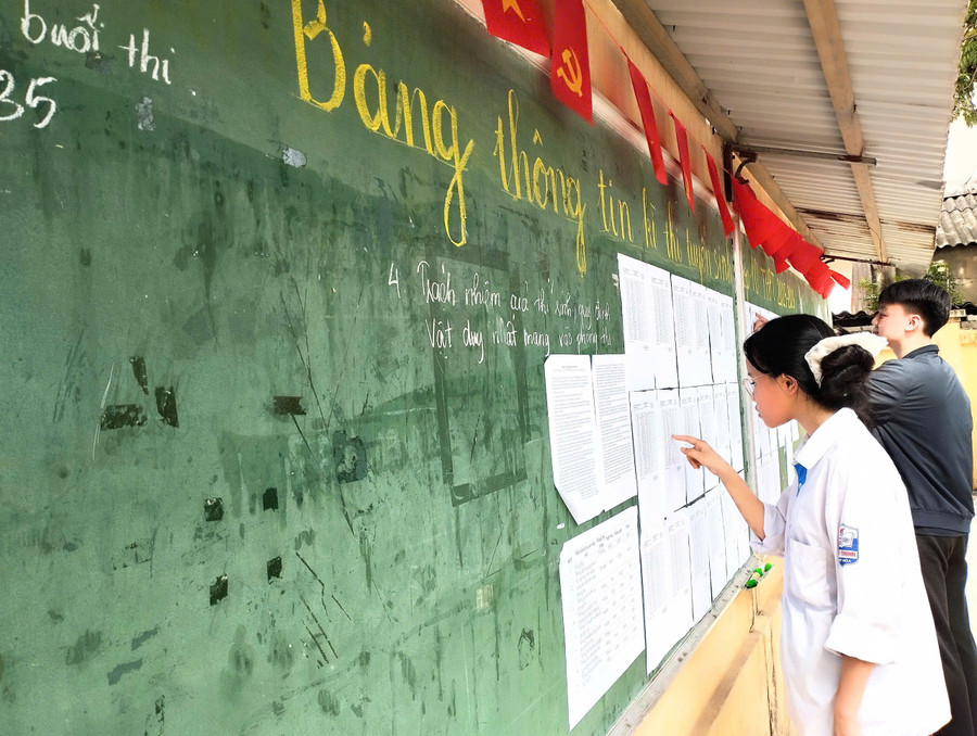 Thí sinh đến điểm thi sáng 3/6.