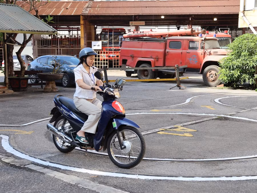 Lái xe thực hiện sát hạch thực hành. 