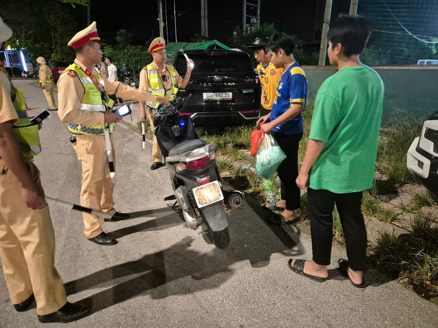 CSGT Bắc Ninh kiểm tra nồng độ cồn lái xe.