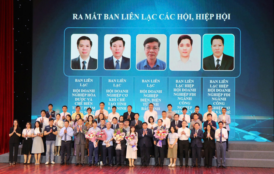 Các Ban liên lạc các Hội, hiệp hội doanh nghiệp ra mắt tại chương trình. b-2.jpg