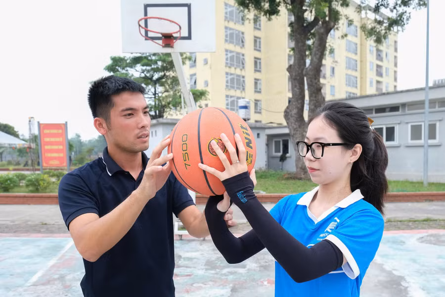 Sinh viên Trường Đại học Điện lực được hướng dẫn tập thể thao tại Trung tâm Giáo dục thể chất - Quốc phòng an ninh.