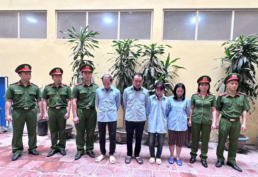 Các bị can tại cơ quan công an. Ảnh: CAHN.