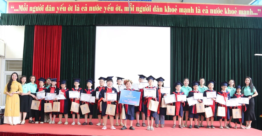 Ban tổ chức trao giải cho học sinh khối 5 đạt giải.