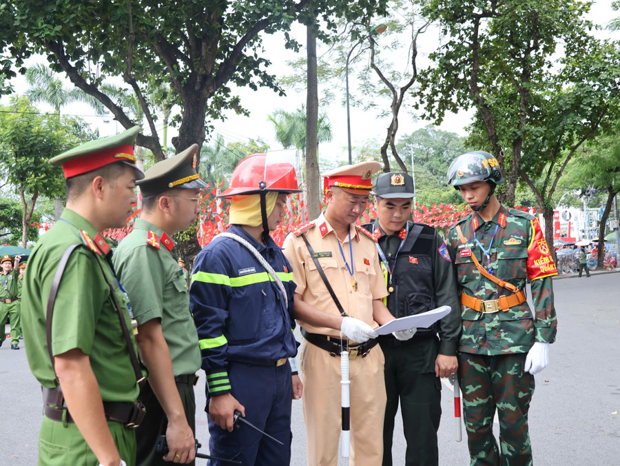 Phối hợp chặt chẽ các lực lượng bảo đảm tuyệt đối an ninh, an toàn tổng hợp luyện diễu binh, diễu hành lần 2. z6939705690749-d992bc4b57b37ddeba16c9948d2daafc.jpg