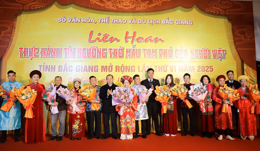 Phó Chủ tịch Thường trực UBND tỉnh Bắc Giang Mai Sơn và đại biểu tặng hoa cho các đơn vị tham dự Liên hoan.