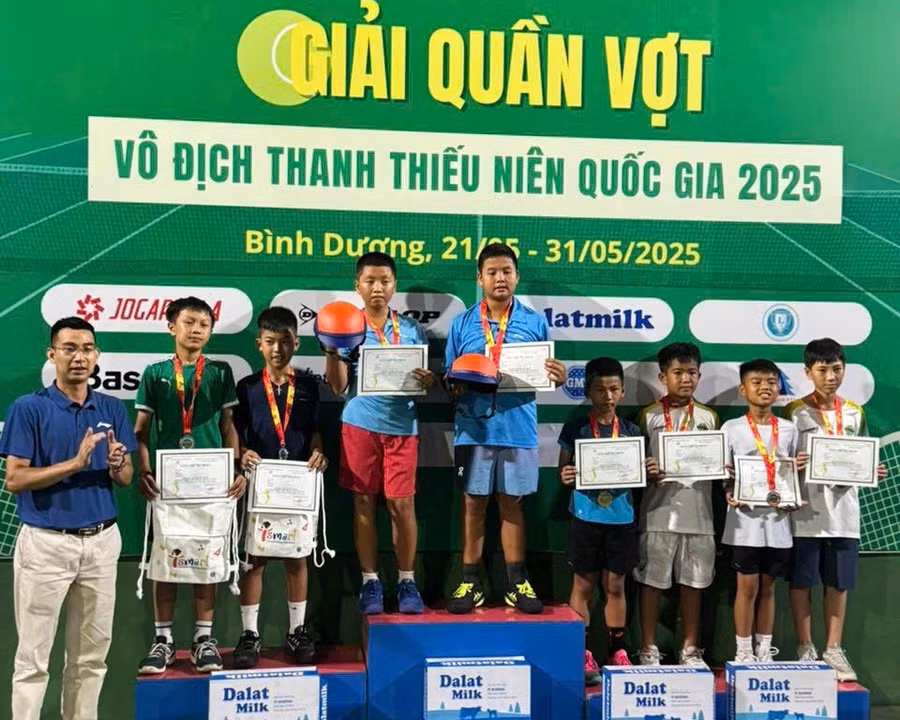 Nguyễn Gia Khải (thứ 5 từ trái sang) nhận thưởng trong Giải Quần vợt thanh thiếu niên quốc gia 2025.