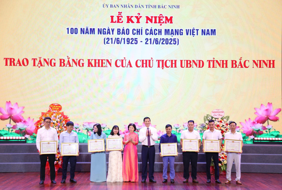 Bà Nguyễn Hương Giang, Chủ tịch HĐND tỉnh Bắc Ninh; ông Vương Quốc Tuấn, Chủ tịch UBND tỉnh Bắc Ninh trao Bằng khen cho các cá nhân có thành tích xuất sắc trong hoạt động báo chí. b-4.jpg