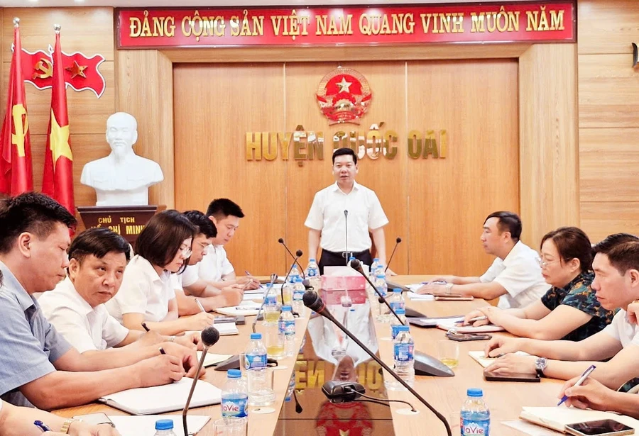 Chủ tịch UBND huyện Quốc Oai Nguyễn Trường Sơn chỉ đạo tại hội nghị (Ảnh: HS).