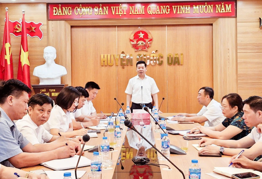 Chủ tịch UBND huyện Quốc Oai Nguyễn Trường Sơn chỉ đạo tại hội nghị (Ảnh: HS).