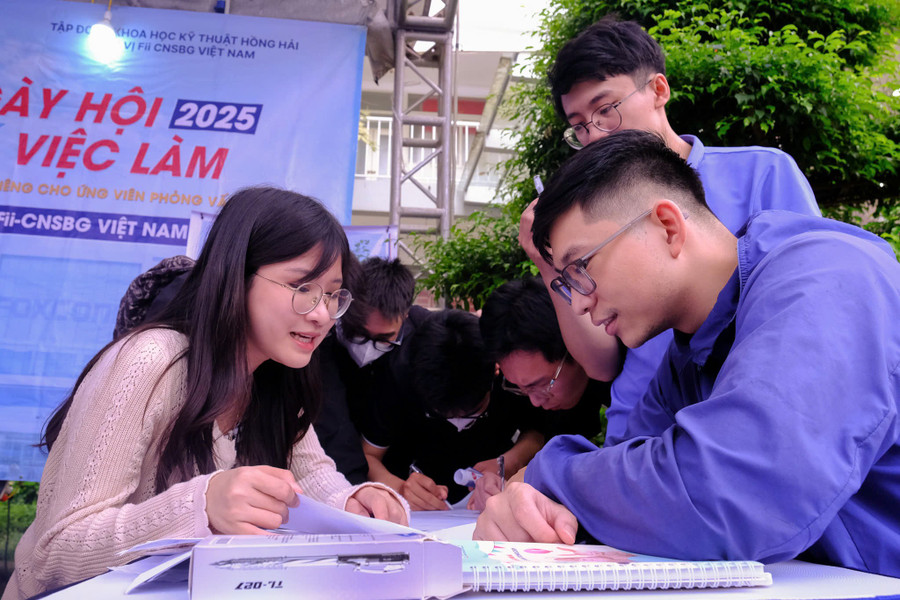 Sinh viên được các nhà tuyển dụng tư vấn, hướng nghiệp tại ngày hội việc làm.