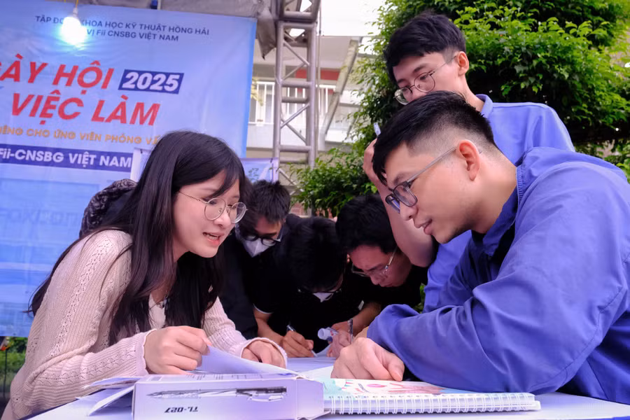 Sinh viên được các nhà tuyển dụng tư vấn, hướng nghiệp tại ngày hội việc làm.