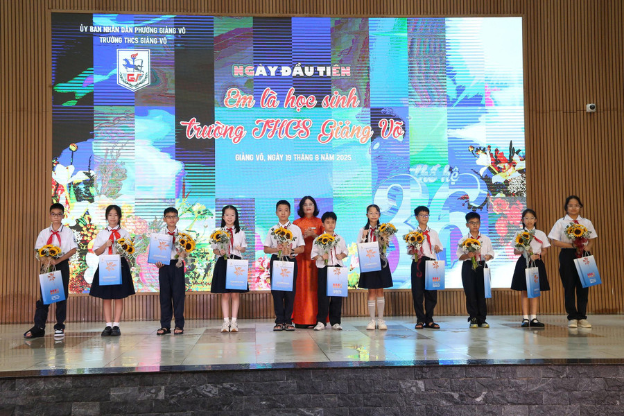Nhà giáo Tô Thị Hải Yến, Hiệu trưởng Trường THCS Giảng Võ trao quà động viên các em học sinh. qua.jpg