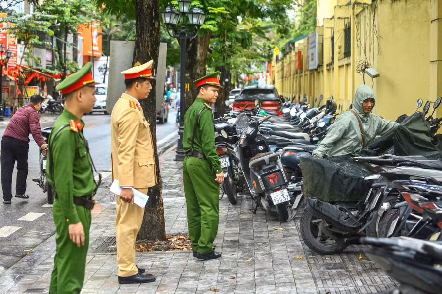 Công an phường Ba Đình và Đội CSGT đường bộ số 2 kiểm tra điểm trông giữ phương tiện gần trường học.