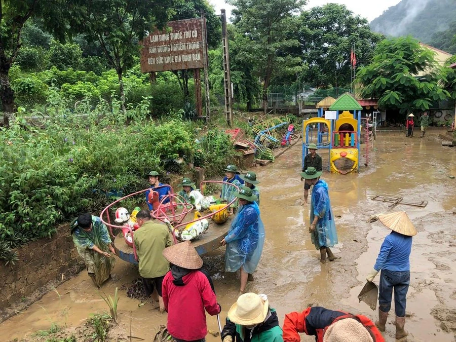 Sinh viên Trường Đại học Điện lực dọn dẹp, hỗ trợ người dân khắc phục hậu quả sau mưa lũ.