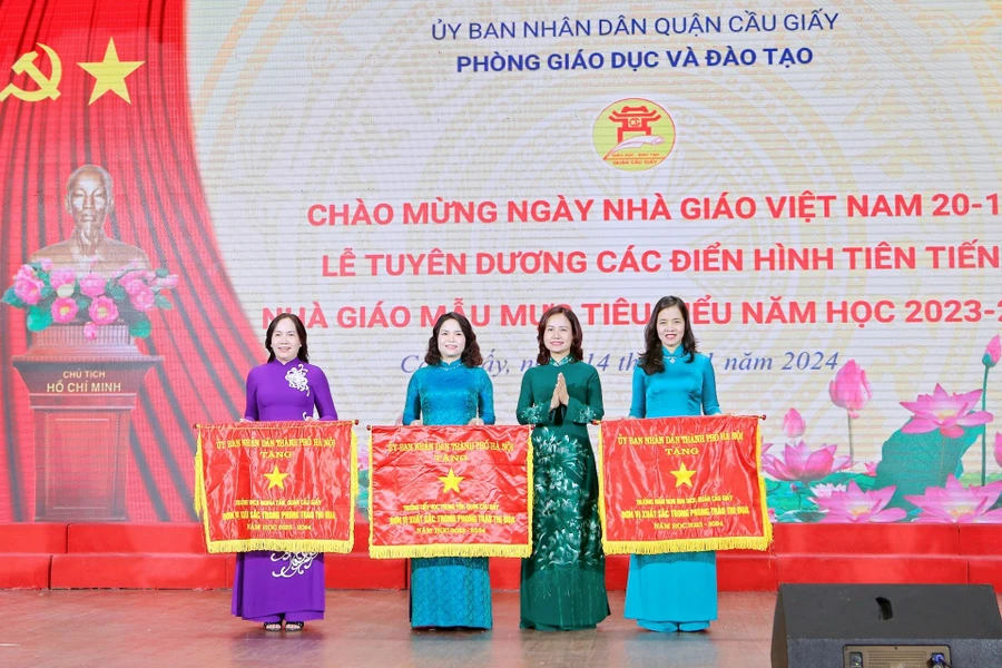 Khen thưởng đại diện các đơn vị có thành tích xuất sắc năm học 2023 - 2024. 