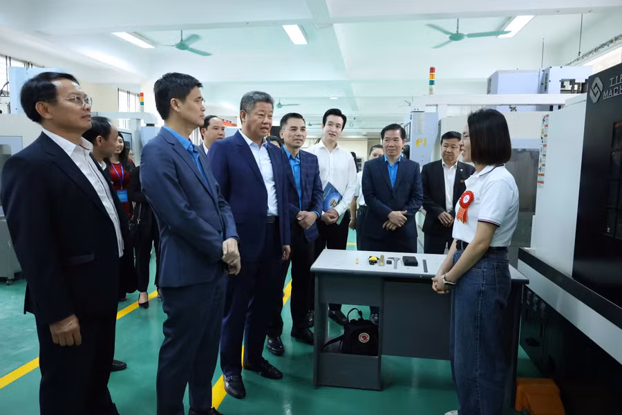 Ban tổ chức và các đại biểu động viên thí sinh dự thi Hội thi.