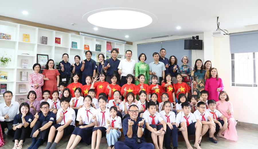 Đoàn giáo viên Nhật Bản tham quan thư viện và lưu lại hình ảnh với đại biểu, thầy trò trường THCS Thành Công.