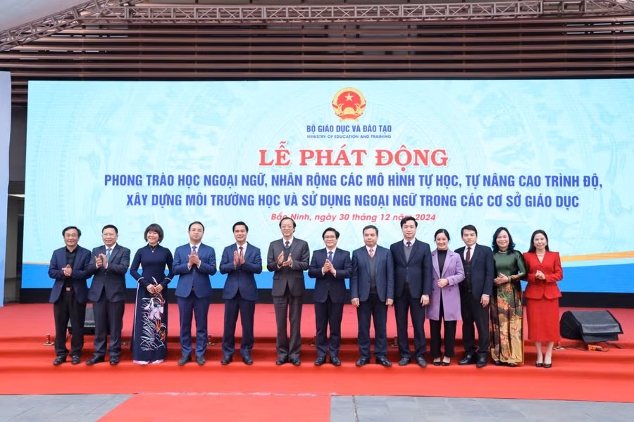 Thứ trưởng Bộ GD&ĐT Phạm Ngọc Thưởng cùng đại biểu tại lễ phát động.