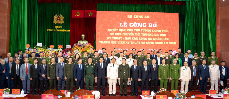 Các đại biểu dự buổi lễ. 