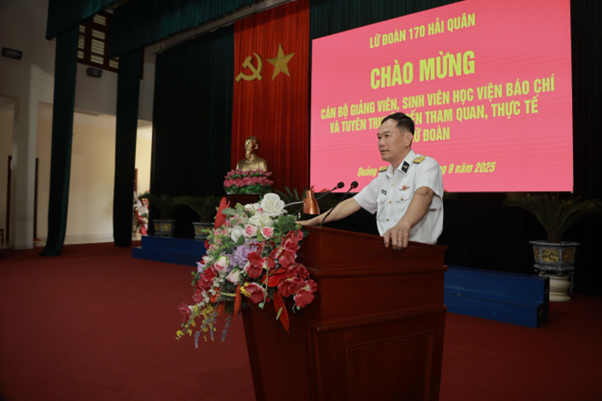 Thượng Tá Trần Xuân Kiên phát biểu chào mừng cán bộ giảng viên, sinh viên Học viện Báo chí và Tuyên truyền tới tham quan thực tế. picture7.png