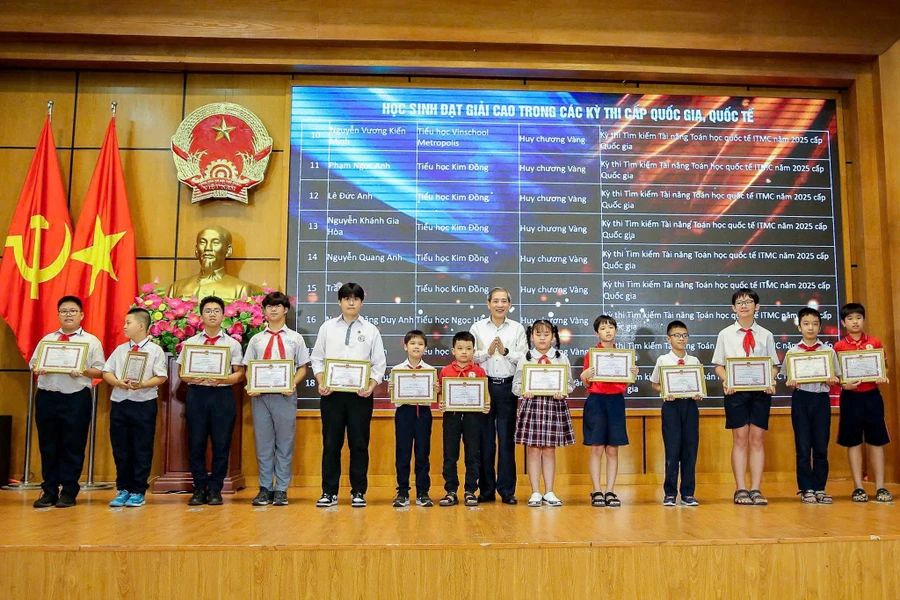 Bí thư Quận ủy Ba Đình Hoàng Minh Dũng Tiến trao khen thưởng cho các em học sinh.