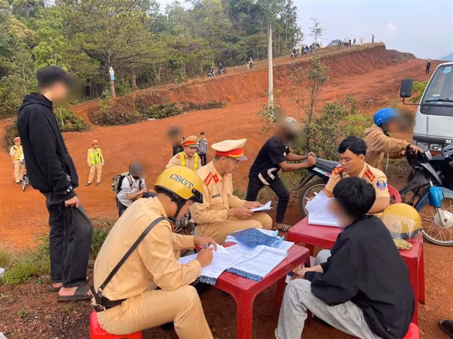 Cảnh sát giao thông xử lý các trường hợp vi phạm.