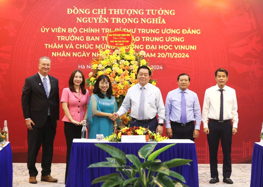 Trưởng ban Tuyên giáo Trung ương chúc mừng thầy trò Trường Đại học VinUni.